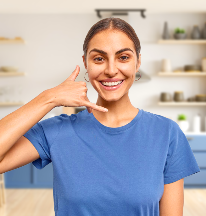 Mulher de camisa azul usando a mão como se fosse um telefone