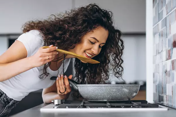 Foto de uma mulher cozinhando 