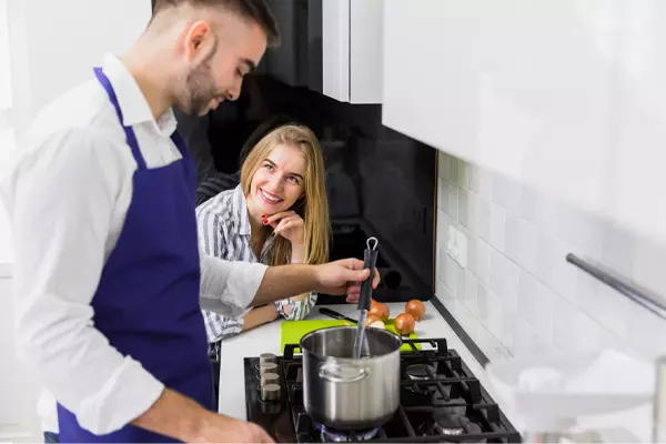 Foto de um casal preparando o jantar