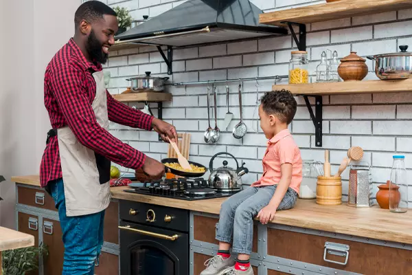 Foto de pai cozinhando com o seu fikho