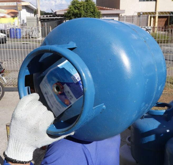 Foto do Trabalhador da útil gás levando um gás nas costas