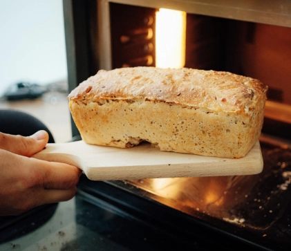 Bolo recém-assado no forno